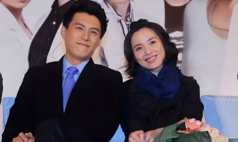 她就是隱藏靳東12年的老婆!二婚男神氣質優雅,黑衣驚艷迷人