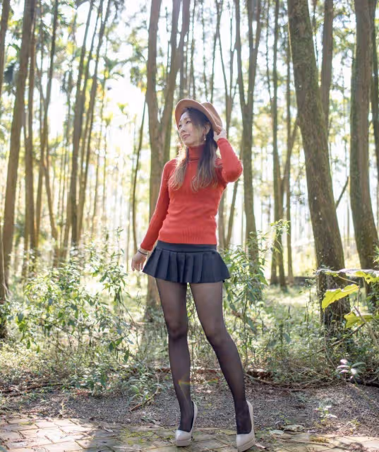 黑色百褶裙搭配黑色絲襪,40歲的女人太有魅力了