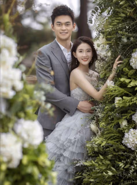 孫楊曬婚紗照秀幸福!張豆豆鎖骨直角肩吸睛,夫妻倆海邊甜蜜相擁