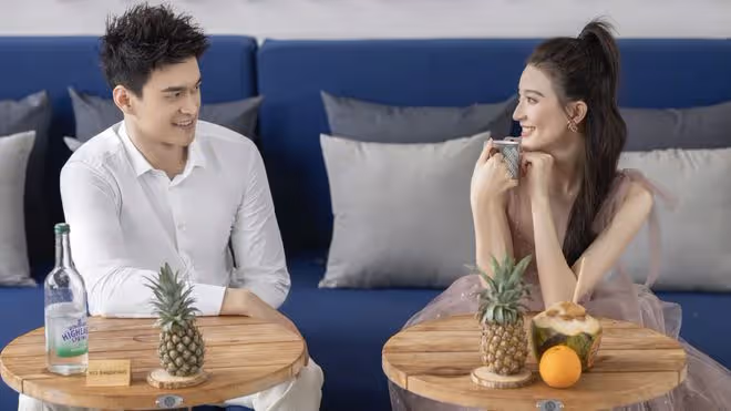 孫楊曬婚紗照秀幸福!張豆豆鎖骨直角肩吸睛,夫妻倆海邊甜蜜相擁