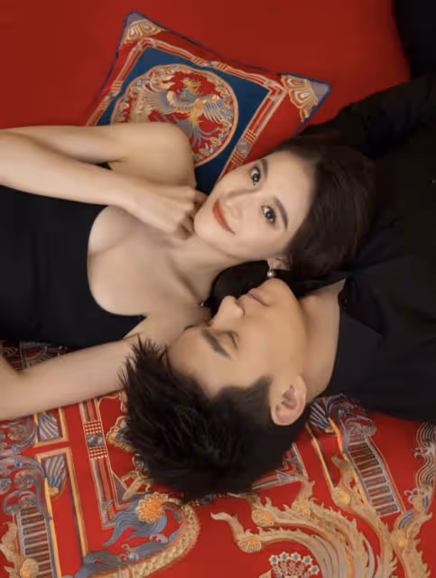 孫楊曬婚紗照秀幸福!張豆豆鎖骨直角肩吸睛,夫妻倆海邊甜蜜相擁