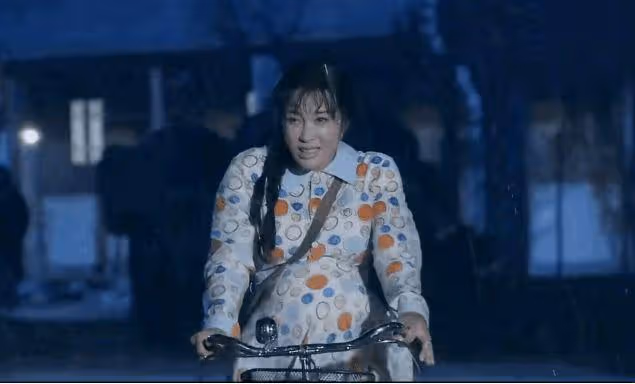 70歲劉曉慶新劇再演少女,麻花辮造型太違和,網友直呼:放過觀眾