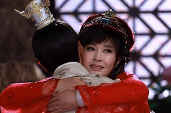 70歲劉曉慶新劇再演少女,麻花辮造型太違和,網友直呼:放過觀眾