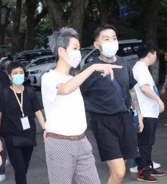 70歲劉曉慶新劇再演少女,麻花辮造型太違和,網友直呼:放過觀眾