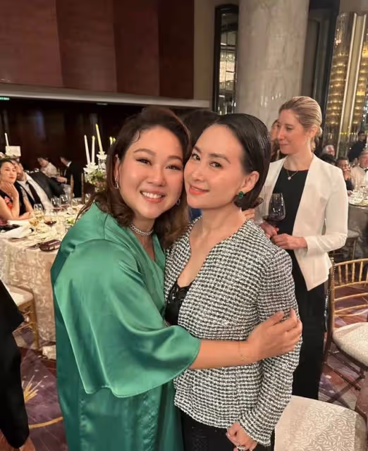 何超瓊法國參加晚宴,戴珠寶五官立體不輸老外,和乾女兒似同齡人