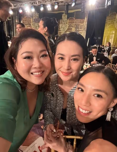 何超瓊法國參加晚宴,戴珠寶五官立體不輸老外,和乾女兒似同齡人