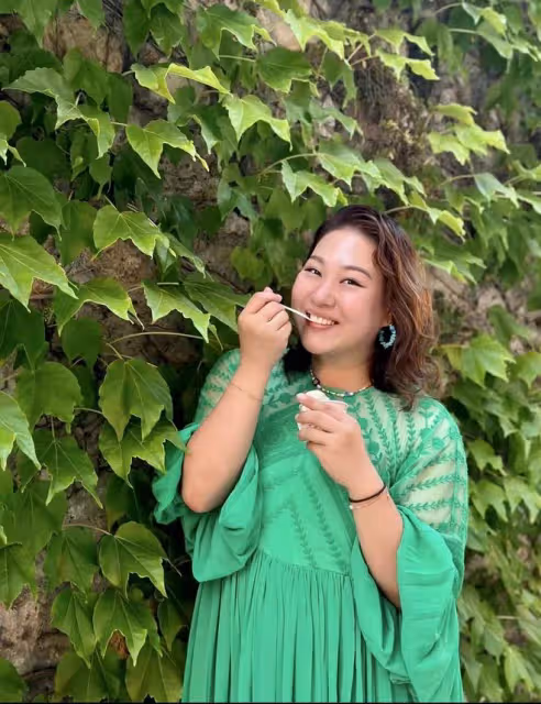 何超瓊法國參加晚宴,戴珠寶五官立體不輸老外,和乾女兒似同齡人