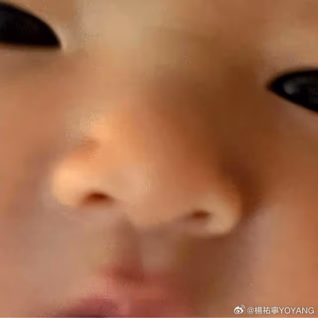 楊祐寧官宣二胎得女,寶寶懟臉照曝光萌翻,一家三口手牽手好有愛
