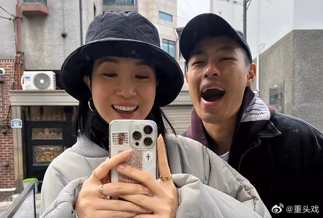 楊祐寧官宣二胎得女,寶寶懟臉照曝光萌翻,一家三口手牽手好有愛