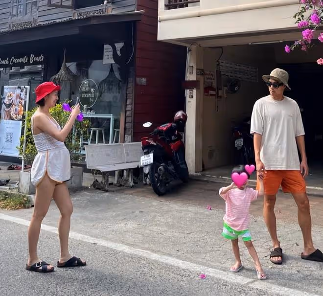 楊祐寧官宣二胎得女,寶寶懟臉照曝光萌翻,一家三口手牽手好有愛