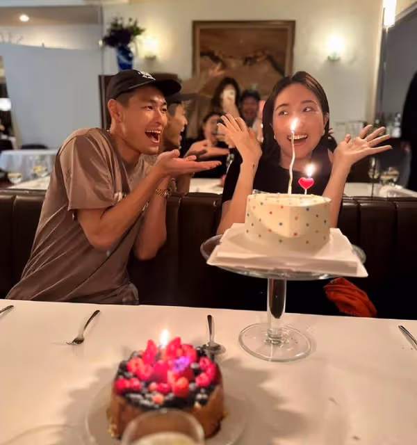 楊祐寧官宣二胎得女,寶寶懟臉照曝光萌翻,一家三口手牽手好有愛