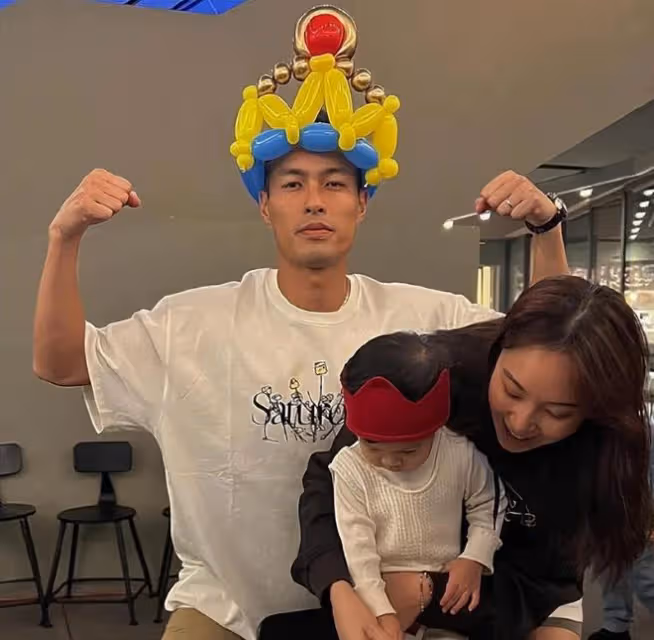 楊祐寧官宣二胎得女,寶寶懟臉照曝光萌翻,一家三口手牽手好有愛