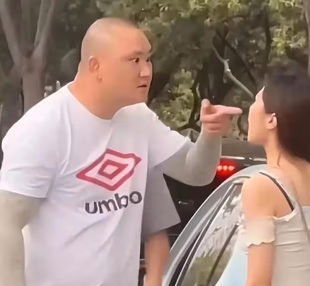南京光頭佬打人後續:光頭男身份被爆出,怪不得他敢如此豪橫!