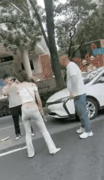 南京光頭佬打人後續:光頭男身份被爆出,怪不得他敢如此豪橫!