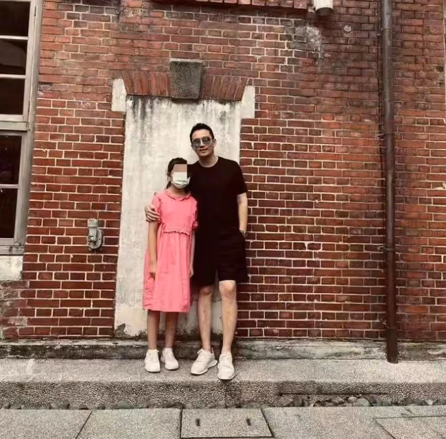 汪小菲攜兒女日本度假,張蘭隔四年與倆娃團聚,帶大箱禮物笑開花