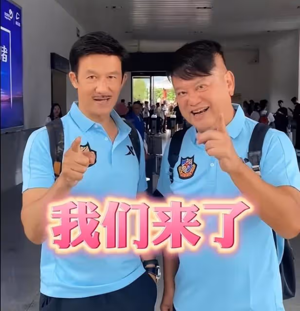 撒貝寧現身貴州放飛自我!街頭擺攤賣西瓜,看村BA與眾美女熱舞