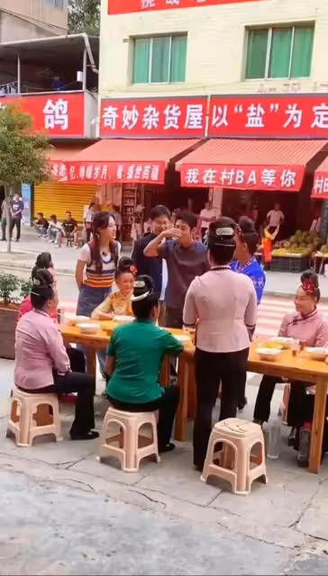 撒貝寧現身貴州放飛自我!街頭擺攤賣西瓜,看村BA與眾美女熱舞