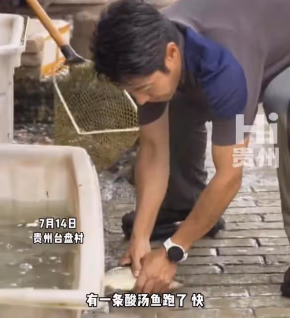 撒貝寧現身貴州放飛自我!街頭擺攤賣西瓜,看村BA與眾美女熱舞