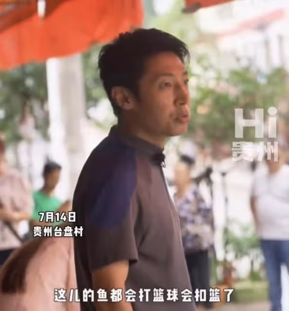 撒貝寧現身貴州放飛自我!街頭擺攤賣西瓜,看村BA與眾美女熱舞