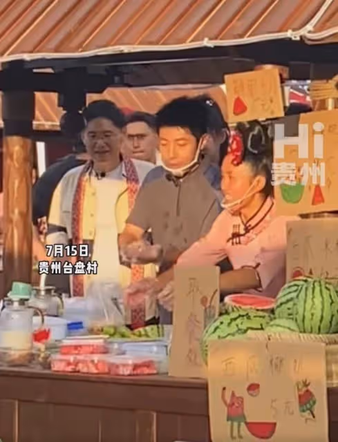 撒貝寧現身貴州放飛自我!街頭擺攤賣西瓜,看村BA與眾美女熱舞