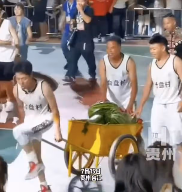 撒貝寧現身貴州放飛自我!街頭擺攤賣西瓜,看村BA與眾美女熱舞