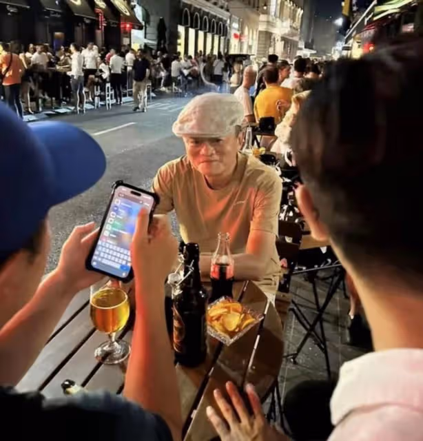 馬雲低調現身塞拉耶佛!穿百元衣坐路邊喝啤酒,紅光滿面心情佳