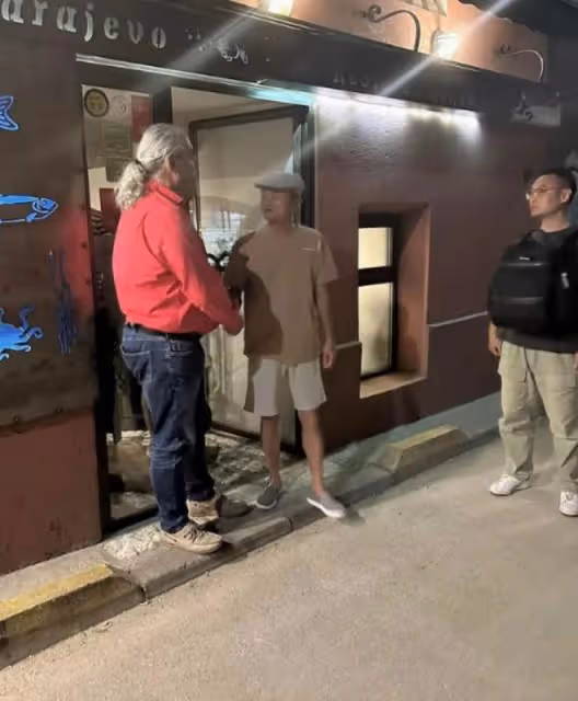 馬雲低調現身塞拉耶佛!穿百元衣坐路邊喝啤酒,紅光滿面心情佳