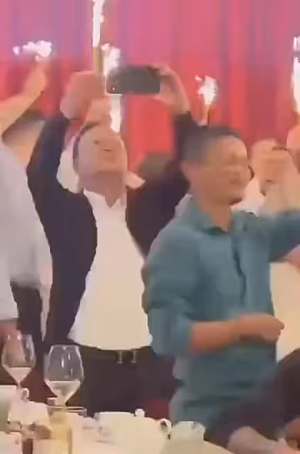 馬雲低調現身塞拉耶佛！穿百元衣坐路邊喝啤酒，紅光滿面心情佳