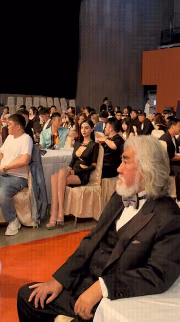 72歲張紀中活動中被鄰桌美女吸引,頻頻回頭觀看,美女和王晶一桌