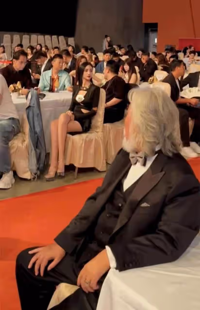 72歲張紀中活動中被鄰桌美女吸引,頻頻回頭觀看,美女和王晶一桌