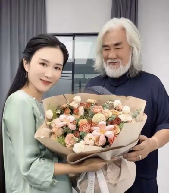 72歲張紀中活動中被鄰桌美女吸引,頻頻回頭觀看,美女和王晶一桌