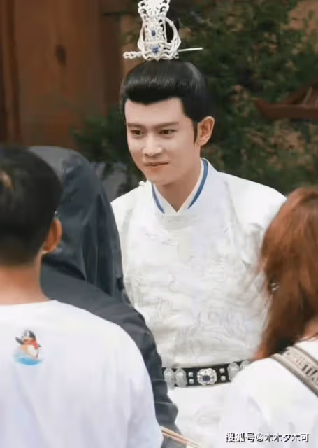 任嘉倫新劇開機,好似小南辰王活了過來,李蘭迪也好靈動