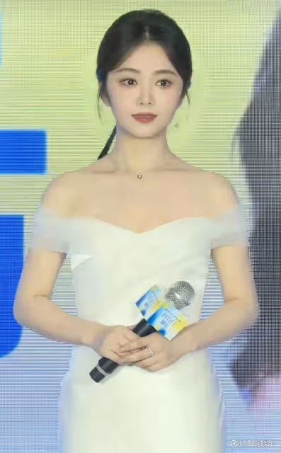 譚松韻出席線下活動，白色裙子美艷四方，33歲宛如20歲的女大學生