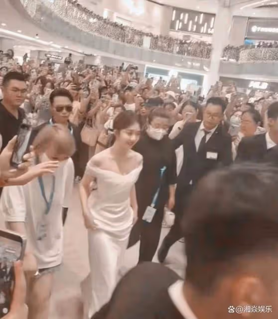 譚松韻出席線下活動，白色裙子美艷四方，33歲宛如20歲的女大學生