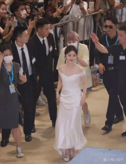 譚松韻出席線下活動，白色裙子美艷四方，33歲宛如20歲的女大學生