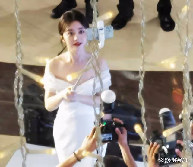 譚松韻出席線下活動,白色裙子美艷四方,33歲宛如20歲的女大學生