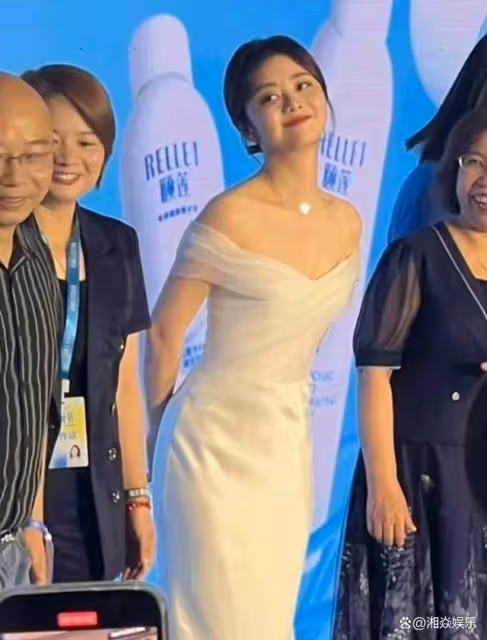 譚松韻出席線下活動,白色裙子美艷四方,33歲宛如20歲的女大學生
