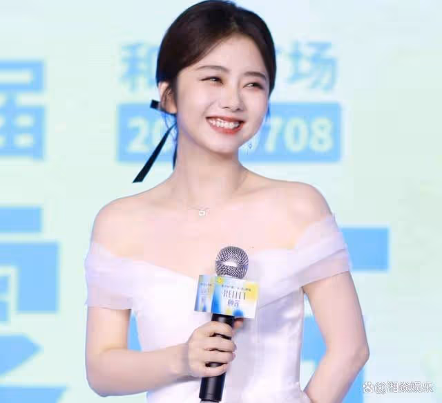 譚松韻出席線下活動,白色裙子美艷四方,33歲宛如20歲的女大學生