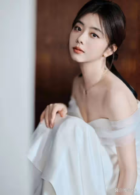 譚松韻出席線下活動,白色裙子美艷四方,33歲宛如20歲的女大學生