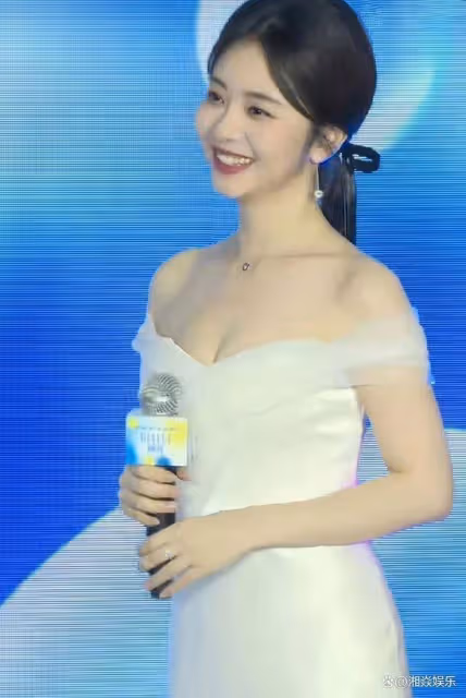 譚松韻出席線下活動,白色裙子美艷四方,33歲宛如20歲的女大學生