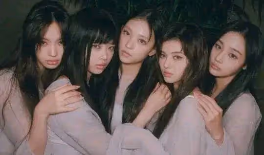 梁朝偉出演韓國女團NewJeans新歌MV,白髮西裝造型勇闖韓娛,好帥
