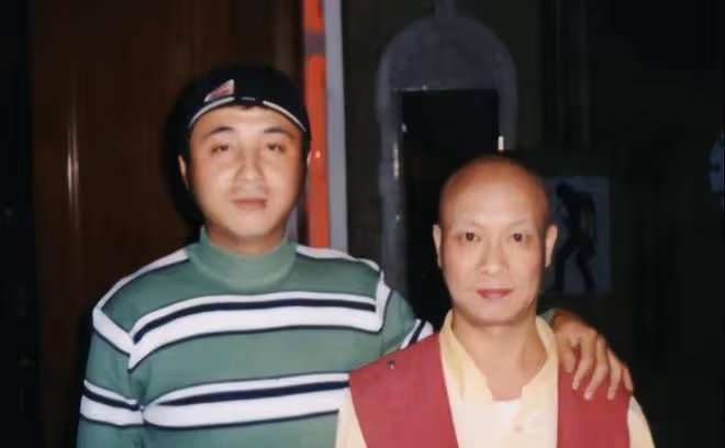 趙本山首徒翟波近況!模樣大變眼神無光,車禍失憶後原配不離不棄