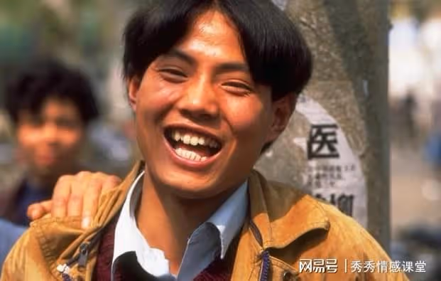 故事：女子跟男閨蜜出去旅遊，老公賣房要離婚，留下她在雨里痛哭