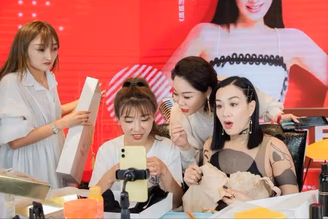 楊威曝婚變後回應:15年婚姻艱難,三觀不同溝通困難,工資全上交
