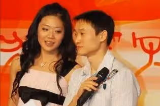 楊威曝婚變後回應:15年婚姻艱難,三觀不同溝通困難,工資全上交