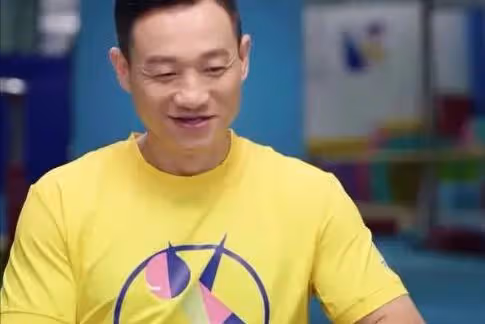 楊威曝婚變後回應:15年婚姻艱難,三觀不同溝通困難,工資全上交