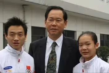 楊威曝婚變後回應:15年婚姻艱難,三觀不同溝通困難,工資全上交