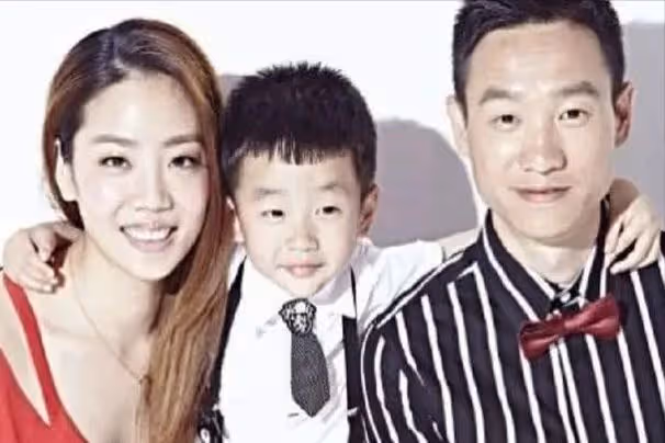 楊威曝婚變後回應:15年婚姻艱難,三觀不同溝通困難,工資全上交