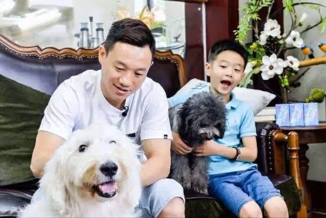 楊威曝婚變後回應:15年婚姻艱難,三觀不同溝通困難,工資全上交