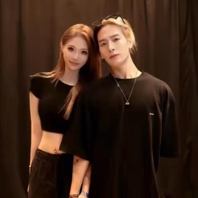 王嘉爾牽手風波升級!美女曝合影時被其捏手,上來就想摟脖子
